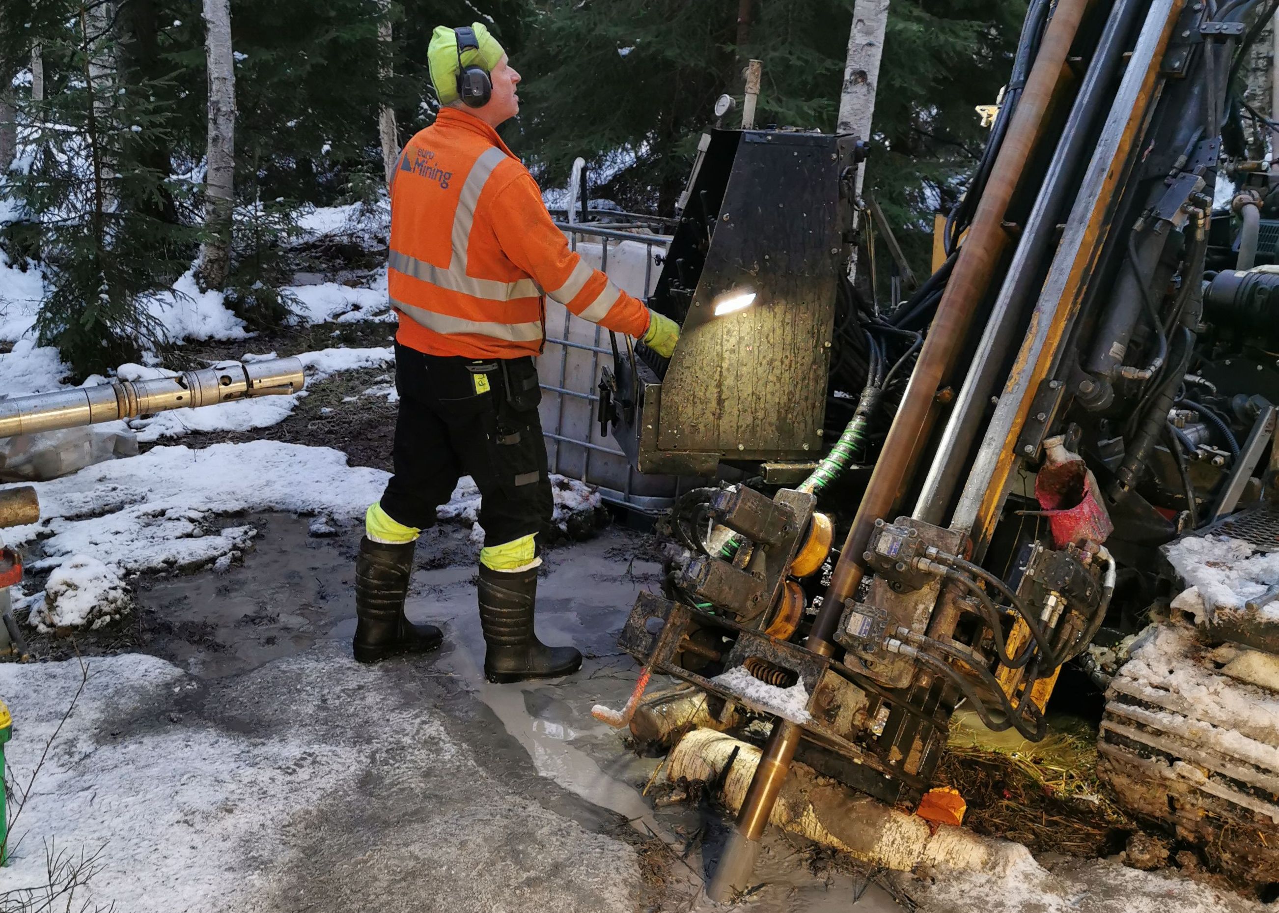 utomhusbild på en man som står vid en stor borr